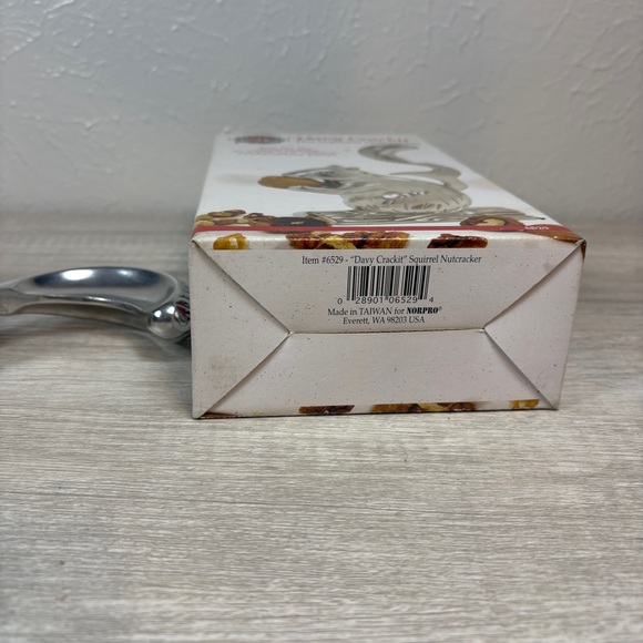 Norpro Davey Crackit The Squirrel Nutcracker Heavy Duty Cast Aluminum With Box - Picture 6 of 8